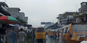 Arus Lalu Lintas Jalan Sambu Semrawut Dipenuhi Lapak Monza dan Pool Angkot