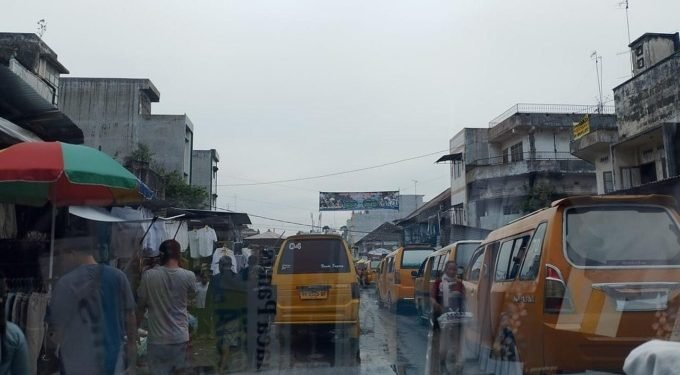 Arus Lalu Lintas Jalan Sambu Semrawut Dipenuhi Lapak Monza dan Pool Angkot