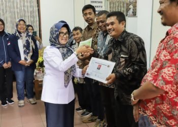 Serahkan Sertifikat UKW  Wali Kota Pematangsiantar Jangan Alergi Dengan Wartawan