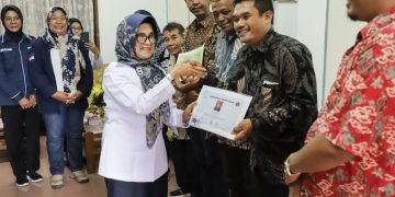 Serahkan Sertifikat UKW  Wali Kota Pematangsiantar Jangan Alergi Dengan Wartawan