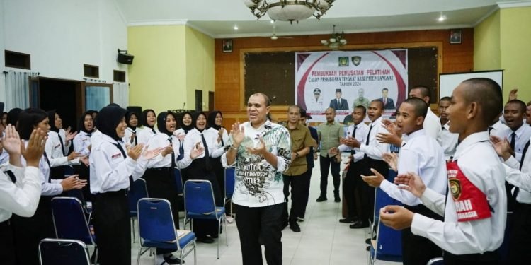 Pj. Bupati Langkat Faisal Hasrimy Beri Pembekalan kepada Calon Paskibra: “Totalitas dalam Setiap Tugas adalah Kunci Kesuksesan”