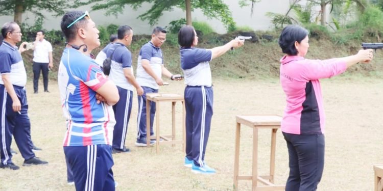Tingkatkan Kemampuan Personil Polres Siantar Latihan Menembak