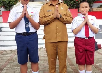 Bupati Toba Memberikan Apresiasi kepada 2 Pelajar Peraih Perak OSN