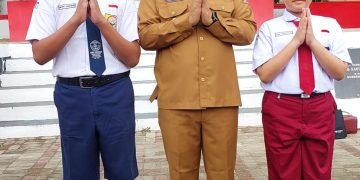 Bupati Toba Memberikan Apresiasi kepada 2 Pelajar Peraih Perak OSN