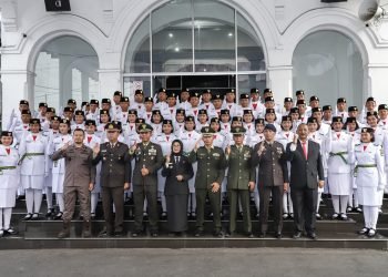 Wali Kota dr. Susanti mengukuhkan 60 pelajar sebagai anggota Paskibraka pada Hari Ulang Tahun (HUT) ke-79 Kemerdekaan Republik Indonesia