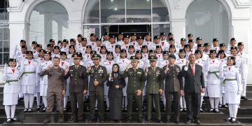 Wali Kota dr. Susanti mengukuhkan 60 pelajar sebagai anggota Paskibraka pada Hari Ulang Tahun (HUT) ke-79 Kemerdekaan Republik Indonesia