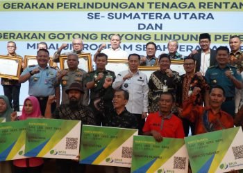 Pj Bupati Langkat Terima Penghargaan Apresiasi dari BPJS Ketenagakerjaan Provsu