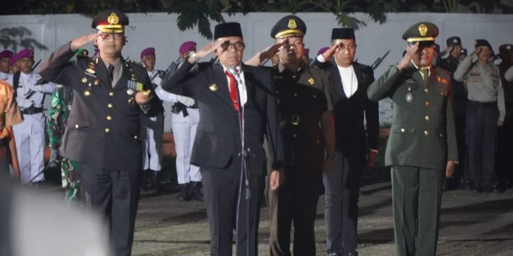 Pj. Bupati Langkat bertindak sebagi Pembina Apel Renungan Suci di TMP Berandan: Mari Kenang Jasa Pahlawan di HUT ke-79 RI