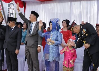 dr Susanti Dewayani SpA melepas peserta Karnaval Gempita Kemerdekaan dalam rangka Hari Ulang Tahun (HUT) ke-79 