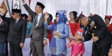 dr Susanti Dewayani SpA melepas peserta Karnaval Gempita Kemerdekaan dalam rangka Hari Ulang Tahun (HUT) ke-79