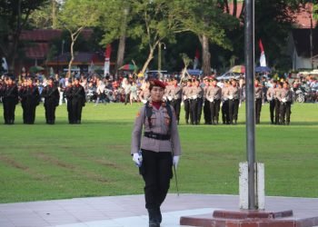 Ipda Made Intan Isaka Sri Maharani Dipercaya Menjadi Komandan Upacara Penurunan Bendera HUT RI ke-79 Kabupaten Langkat