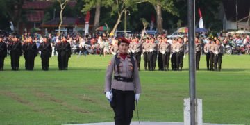 Ipda Made Intan Isaka Sri Maharani Dipercaya Menjadi Komandan Upacara Penurunan Bendera HUT RI ke-79 Kabupaten Langkat