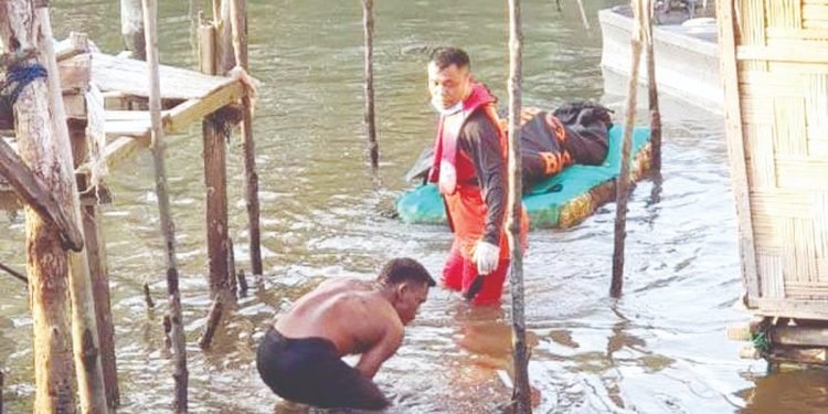 Mayat Pria Bertato, Sangkut di Jaring Udang Nelayan