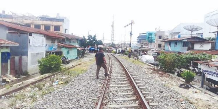 Diserempet Kereta Api Wanita Paruh Baya Luka Ringan