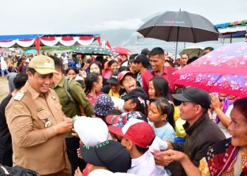 Bupati Samosir Resmikan Pantai Lumban Manik, dengan Penanaman 50 Pohon Pucuk Merah