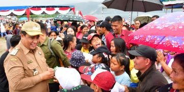 Bupati Samosir Resmikan Pantai Lumban Manik, dengan Penanaman 50 Pohon Pucuk Merah