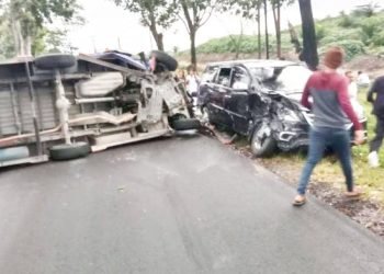 Adu Kuat Dengan Innova Angkot Sinar Murni Terbalik