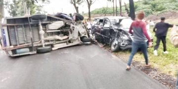 Adu Kuat Dengan Innova Angkot Sinar Murni Terbalik