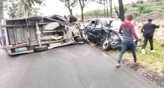 Adu Kuat Dengan Innova Angkot Sinar Murni Terbalik