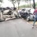 Adu Kuat Dengan Innova Angkot Sinar Murni Terbalik