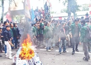 Demo di DPRD Sumut Memanas Mahasiswa Bakar Ban Saling Dorong & Lempar Botol