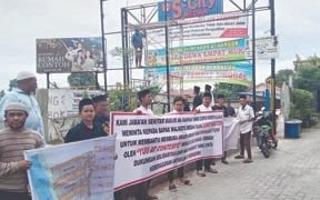 Puluhan Jamaah BKM Ar Rahman Demo Desak Bongkar Taman Yuu At Contempo