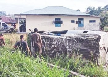 Gara-Gara Jalan Licin Bus Travel Terjun ke Sawah