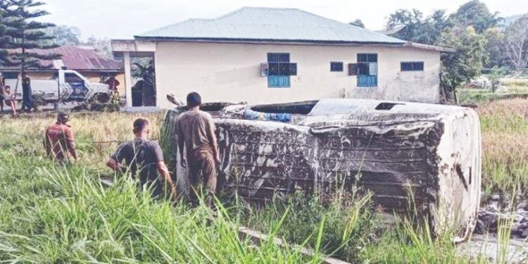 Gara-Gara Jalan Licin Bus Travel Terjun ke Sawah