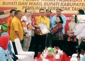 dr Asri Tambunan dan Lom Lom Daftar ke KPU Deliserdang