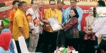 dr Asri Tambunan dan Lom Lom Daftar ke KPU Deliserdang