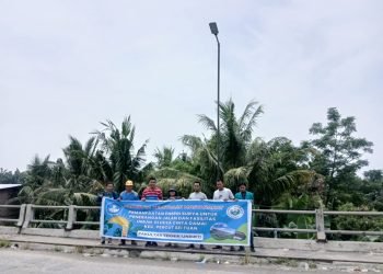 Dosen Unimed Edukasi Pemasangan Lampu Penerangan Jalan Umum Berbasis Tenaga Surya di Percut