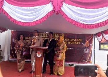 Pasangan Vickner Sinaga – Wahyu Daniel Sagala Mendaftar Ke Kantor KPU Dairi, Dihantarkan Ketua Partai Pengusung Dan Ribuan Simpatisan