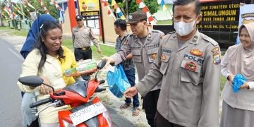 Jumat Berkah Polsek Tanah Jawa Bagikan Nasi Kotak dan Sosialisasi Keselamatan Berlalu Lintas