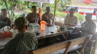 Personel Sat Binmas Polres Langkat Sambangi Warga