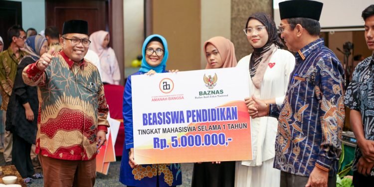 Wali Kota Pematangsiantar menghadiri acara Milad PT BPRS Amanah Bangsa ke-30 di Hotel Grand Zuri