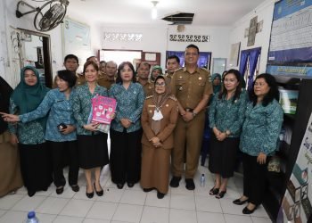 dr Susanti Dewayani SpA menyerahkan Fasilitas Aplikasi PKK dan Buku Bacaan serta bahan perlengkapan perlombaan PKK kepada Kelurahan Martoba