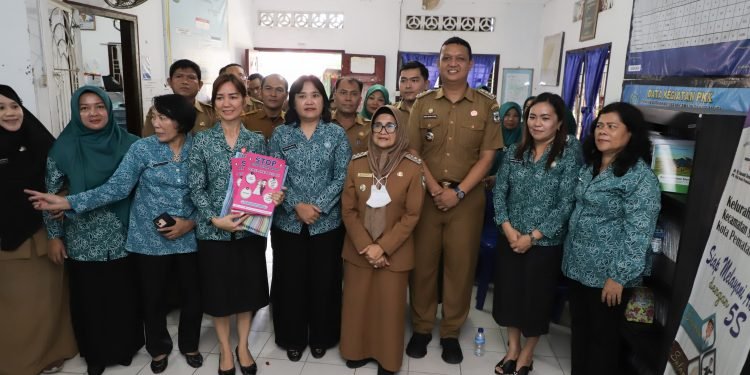 dr Susanti Dewayani SpA menyerahkan Fasilitas Aplikasi PKK dan Buku Bacaan serta bahan perlengkapan perlombaan PKK kepada Kelurahan Martoba