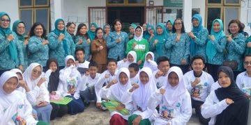 dr Susanti menyerahkan bantuan berupa kebutuhan sekolah kepada para pelajar dan bantuan kepada kader TP PKK Kelurahan Setia Negara