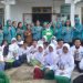 dr Susanti menyerahkan bantuan berupa kebutuhan sekolah kepada para pelajar dan bantuan kepada kader TP PKK Kelurahan Setia Negara