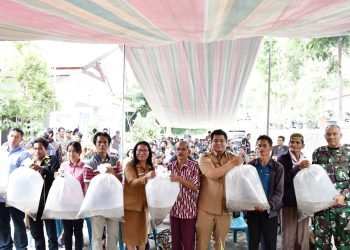 Bupati Samosir Salurkan Bantuan Untuk Kelompok Tani dan Pokdakan