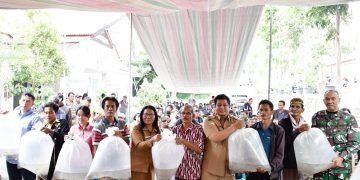 Bupati Samosir Salurkan Bantuan Untuk Kelompok Tani dan Pokdakan