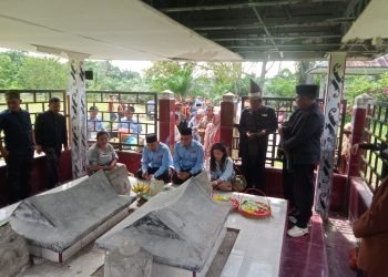 Calon Bupati Dr. H. Anton Achmad Sarigih dan Calon Wakil Benny Gusman Sinaga Ziarah ke Makam Raja Tanah Jawa Simalungun