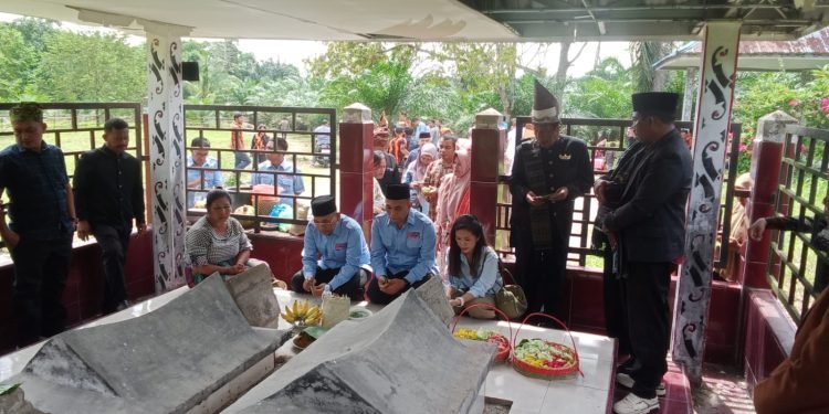 Calon Bupati Dr. H. Anton Achmad Sarigih dan Calon Wakil Benny Gusman Sinaga Ziarah ke Makam Raja Tanah Jawa Simalungun