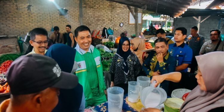 Pj. Bupati Heri Wahyudi Tinjau Harga Sembako di Pasar Kebun Kopi, Harga Masih Stabil