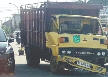 Rem Blong, Colt Diesel Ringsek Seruduk ‘Pantat’ Truk di Tanjung Morawa