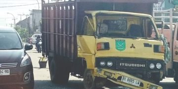 Rem Blong, Colt Diesel Ringsek Seruduk ‘Pantat’ Truk di Tanjung Morawa