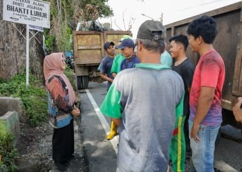 dr Susanti Dewayani SpA meluangkan waktunya untuk menyapa para petugas kebersihan di beberapa lokasi di Kota Pematangsiantar