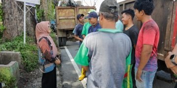 dr Susanti Dewayani SpA meluangkan waktunya untuk menyapa para petugas kebersihan di beberapa lokasi di Kota Pematangsiantar