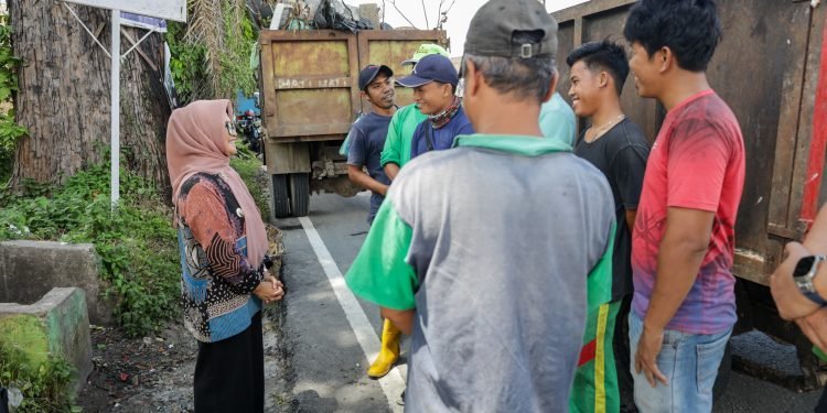 dr Susanti Dewayani SpA meluangkan waktunya untuk menyapa para petugas kebersihan di beberapa lokasi di Kota Pematangsiantar