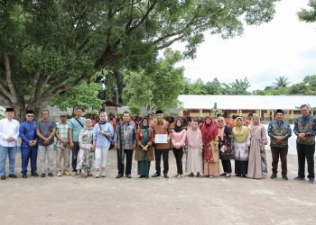 WaliKota Pematangsiantar menyerahkan dana hibah ke Musholla Fi Shabilillah SMP Negeri 